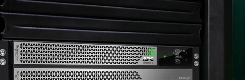 UPS APC Smart-UPS de iones de litio montada en un rack