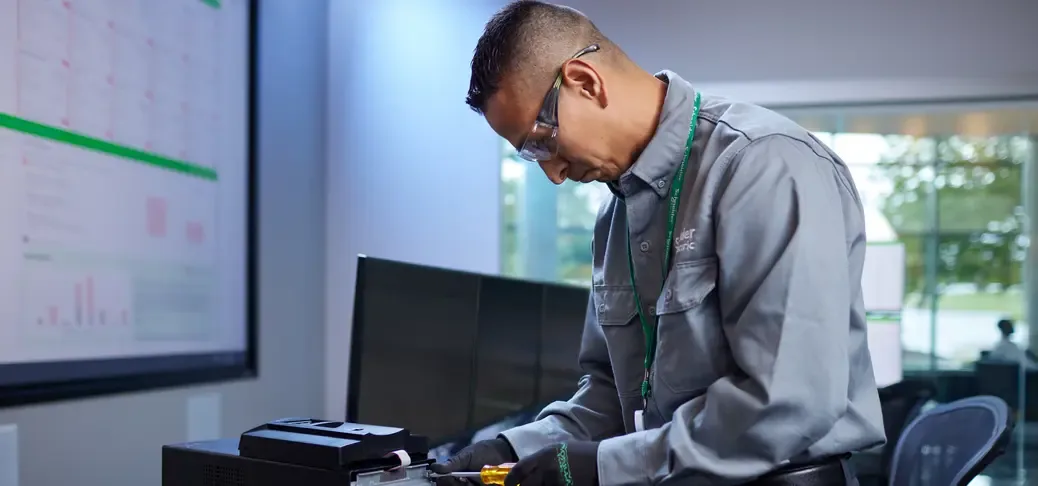 Técnico Schneider Electric en servicio de baterías para UPS APC